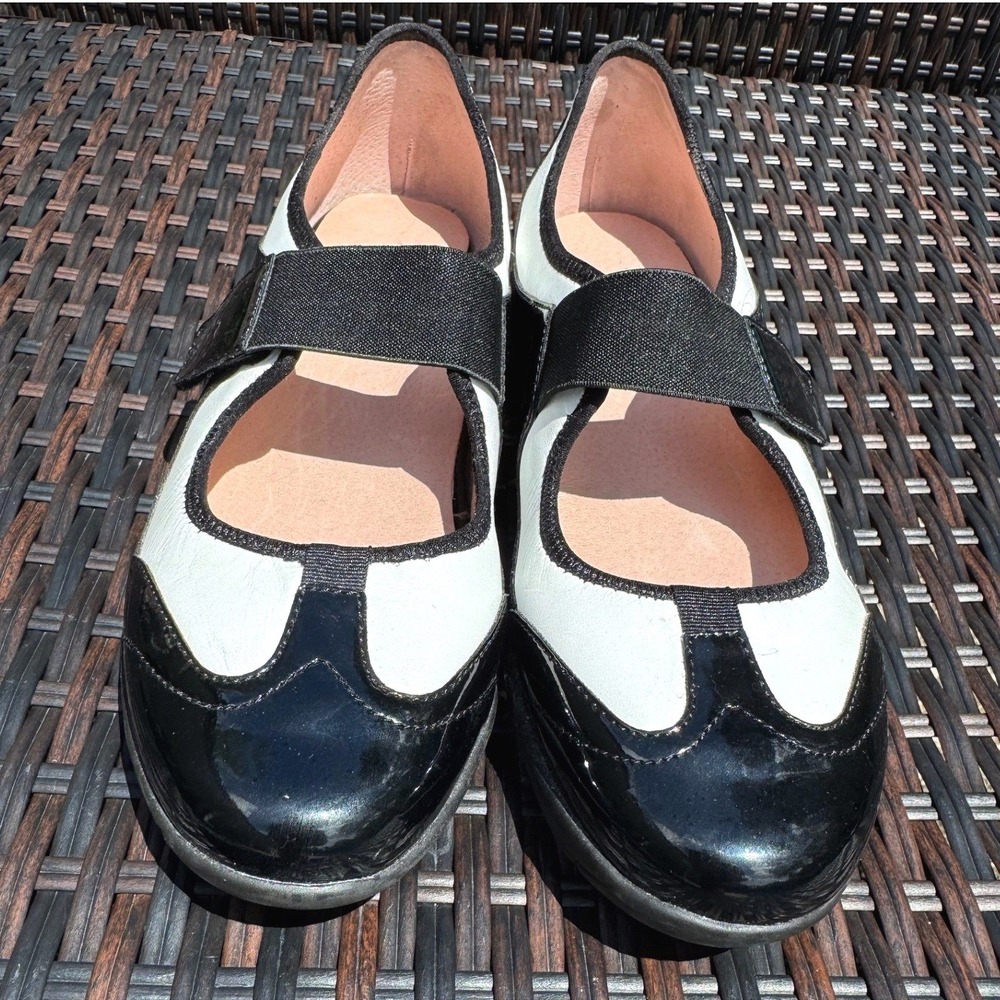 Taryn Rose Arnissa Shoes Size 9M Black White Patent Leather Mary Jane Flats